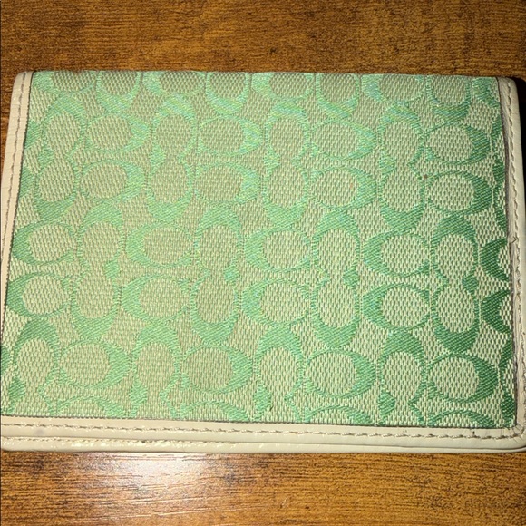 Green Patterned Passport Holder - Picture 3 of 4